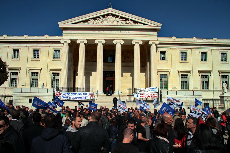 Les policiers marseillais ont manifesté ce matin devant le Palais de justice de Marseille (Photo Robert Poulain)