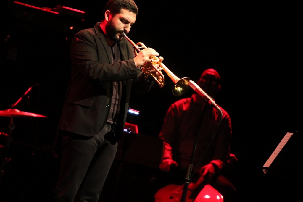 Trompettiste virtuose, conteur souriant, jazzman passionné, Ibrahim Maalouf a séduit une fois de plus son public au Grand Théâtre de Provence. Il ne se doutait pas, à ce moment là, qu’il allait se livrer à plus de quarante cinq minutes de dédicaces après le concert. Ce qu’il a fait avec sourire, bonne humeur, humour. C’est vraiment un Monsieur, avec un grand «M». (Photo Agnès Mellon)