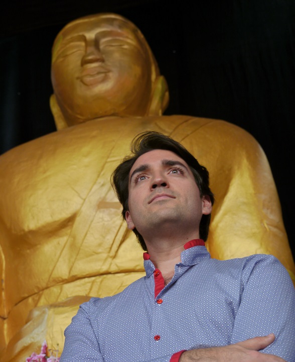 Sur la scène de l’Odéon, Marc Larcher se place sous la protection de Bouddha avant de revêtir les habits du Prince Sou-Chong (Photo M.E.)