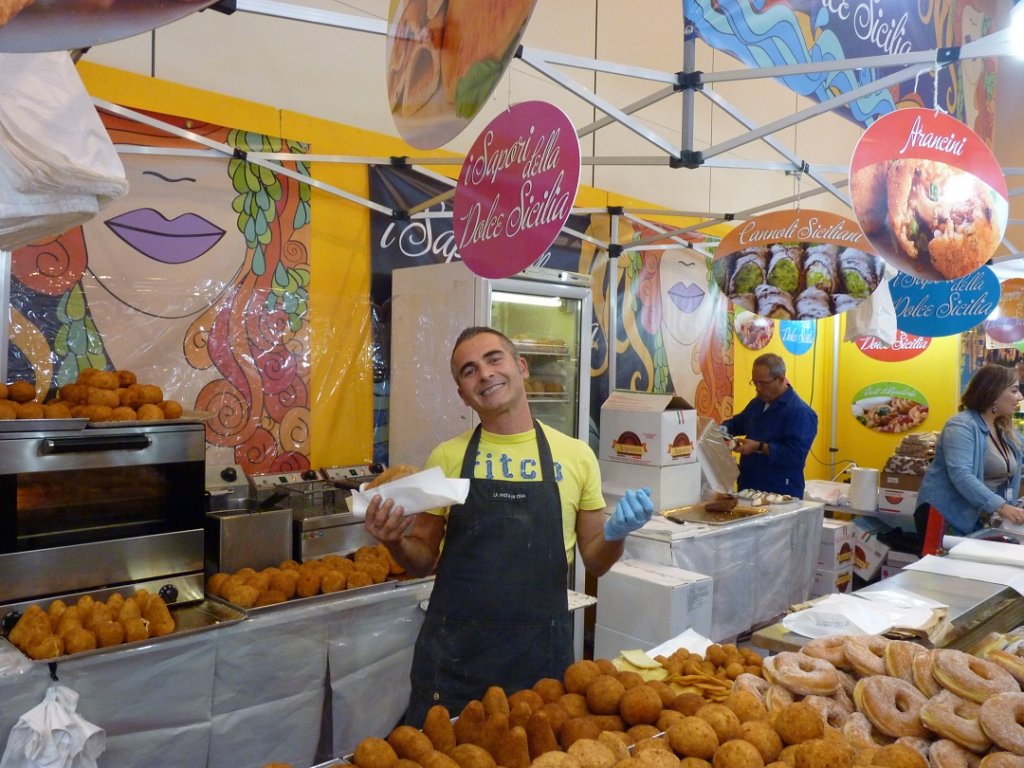 Ils sont à damner le commissaire sicilien "Salvo Montalbano" les arancini proposés par Fabrizio. D'enquête il est donc maintenant question. Regardez bien la photo... Puis trouvez le stand, précipitez-vous pour les goûter, les déguster, les savourer, les avaler, les engloutir... ces fameux arancini (Photo P.M.-C.)