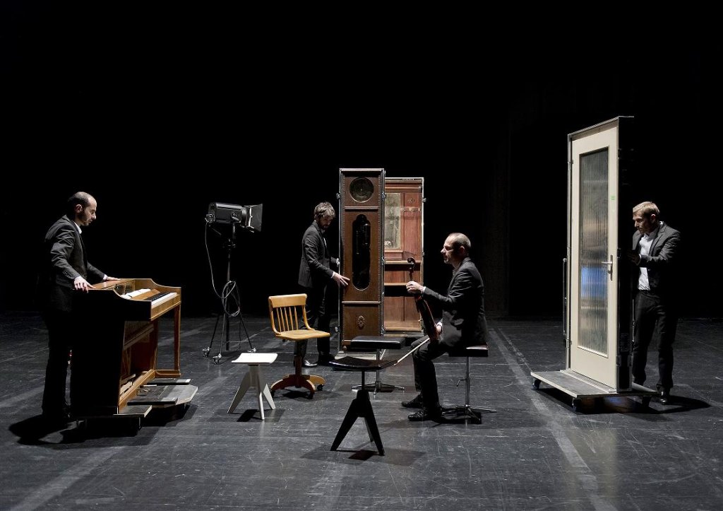 La séance de spiritisme musical peut débuter. Tout est en place sur la scène du théâtre du Gymnase (Photo Karin Hofer)