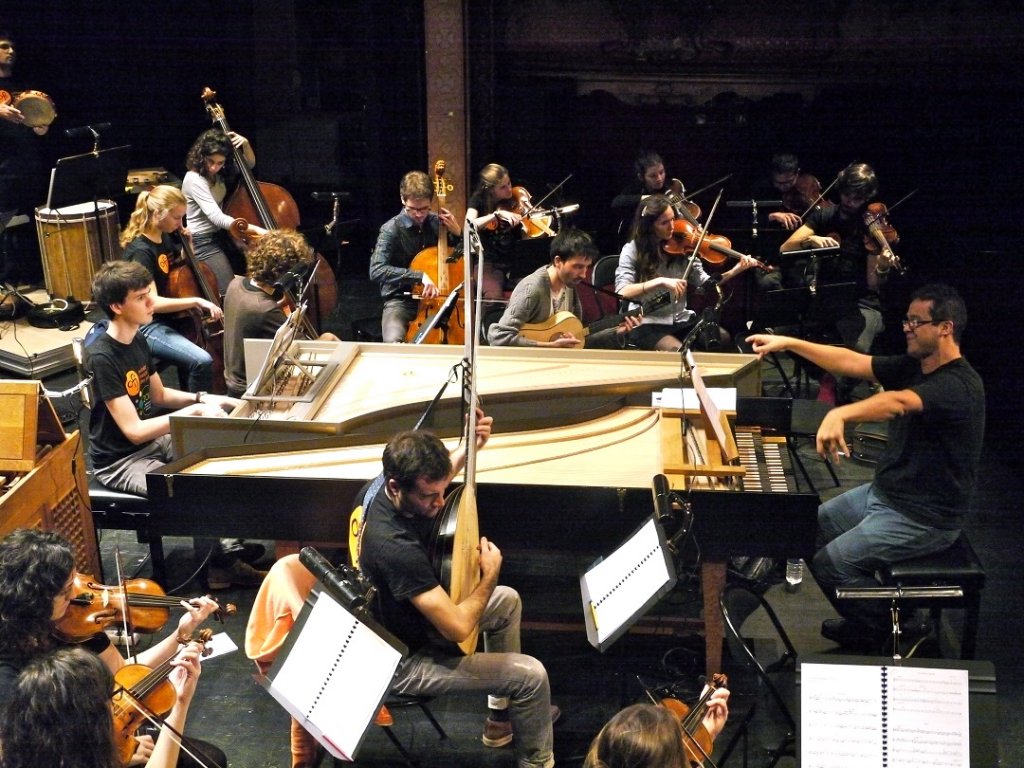 Leonardo García Alarcón, le talent, le partage et cette joie toujours renouvelée de travailler sur le répertoire baroque. Un très grand musicien et pédagogue à la direction depuis le clavier de son clavecin (Photo M.E.)