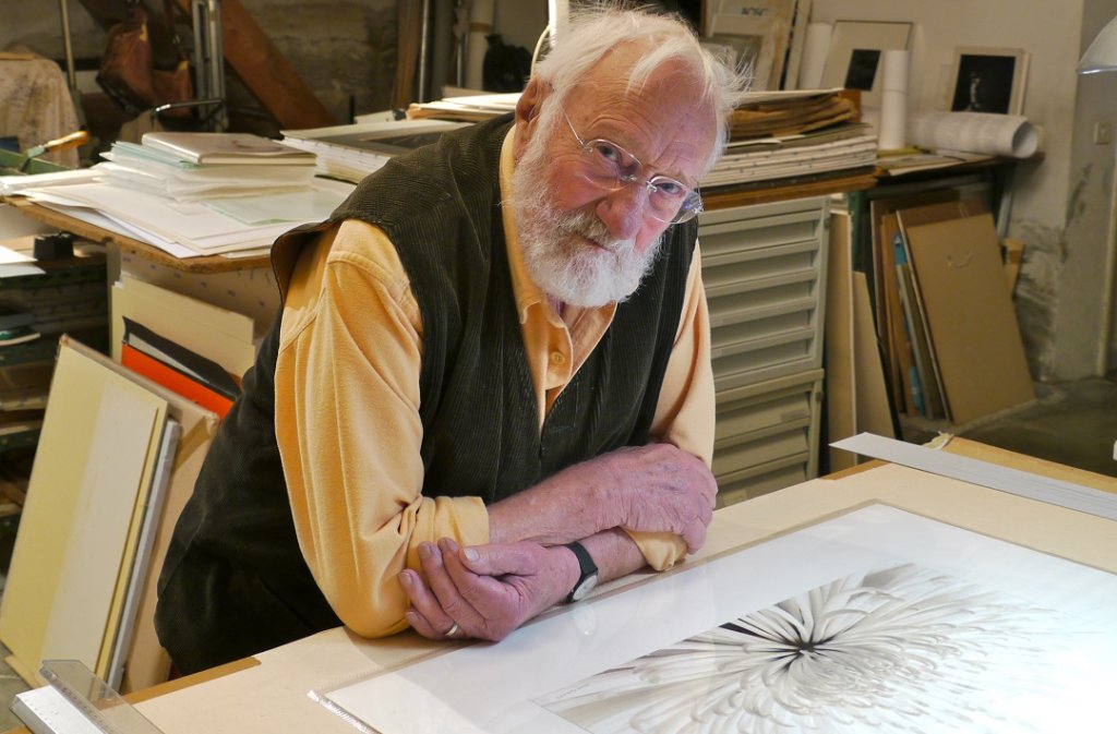 Denis Brihat, dans son atelier de Bonnieux, sélectionne les photographies qu’il exposera à Marseille dans quelques jours (Photo M.E.)