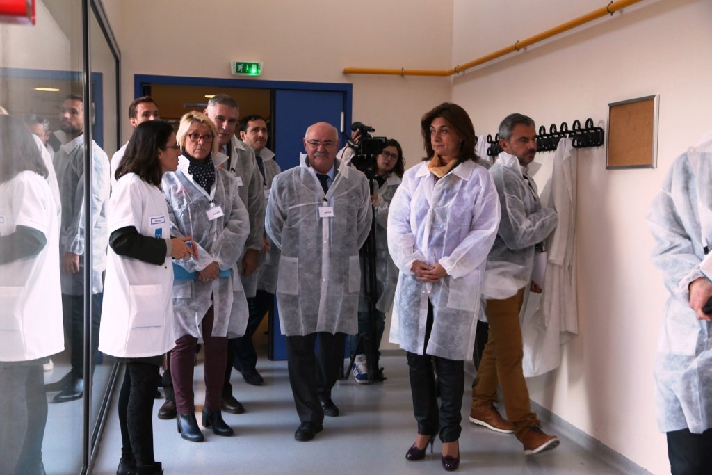 Martine Vassal, présidente du CD13 a visité ce mercredi les laboratoires d'analyses de la bactérie "tueuse des oliviers" sous la conduite d'Isabelle Martel, directrice du LDA 13 (Photo D.R.)