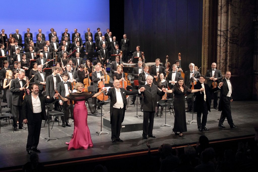 Aux saluts (de g. à dr) : Giuseppe Gipali, Sofia Soloviy, Léo Nucci, Paolo Arrivabeni, Sandrine Eyglier, Marc Larcher et Wojteck Smilek (Photo Christian Dresse)