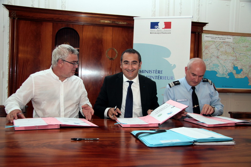 Serge Mistral, président de la FDSEA et le colonel Frédéric Boudier, commandant le groupement de gendarmerie ont signé en présence de Laurent Nuñez, préfet de police, une convention visant à renforcer la sécurité des exploitations agricoles (Robert Poulain)