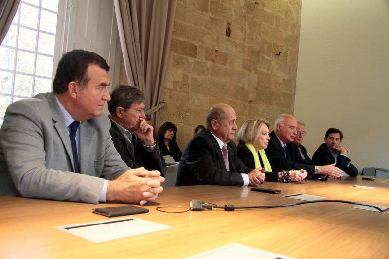 Maryse joissains entourée de maires de la CPA qui ont déposé un recours (Photo Robert Poulain)