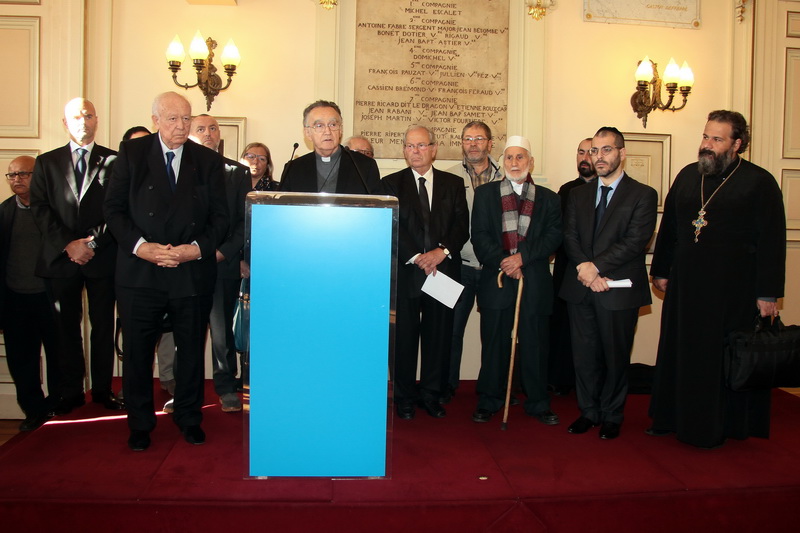 Les chefs religieux des principales communautés de Marseille se sont réunis autour du maire de Marseille pour lancer un appel à la Paix et à la tolérance (Photo Robert Poulain)