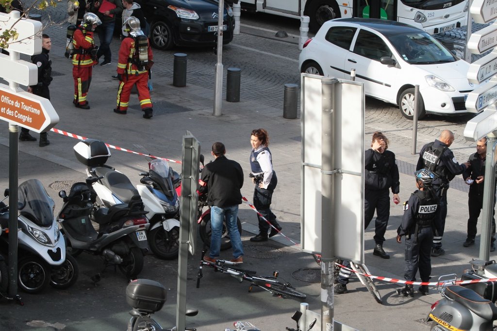 Le secteur est évacué (Photo Robert Poulain)