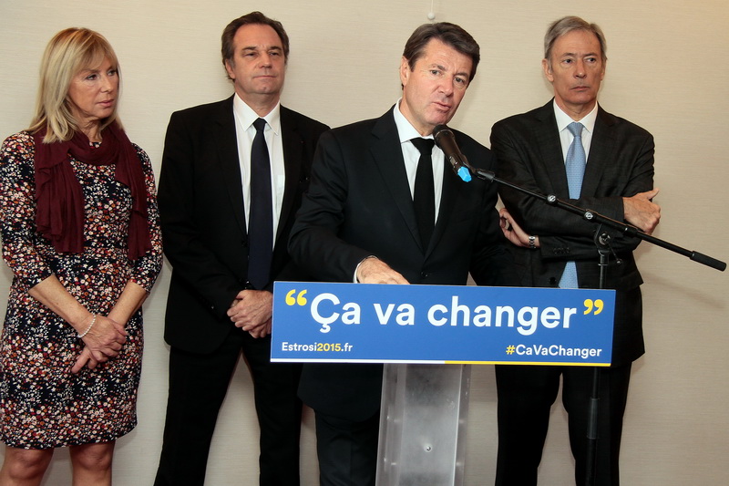 Christian Estrosi entouré de Renaud Muselier, tête de liste dans les Bouches-du-Rhône - Bernard Deflesselle coordonateur du projet et Arlette Fructus (UDI) (Photo Robert Poulain)