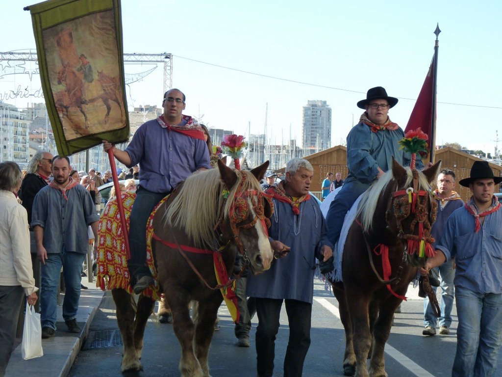 Les chars de la Saint-Eloi, du Roudelet Felibren et de L'Escolo de la Mar, tractés par des chevaux qui paraderont le long de la Canebière (Photo Patricia Maillé-Caire)