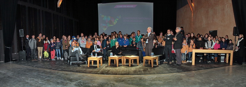 La déclaration nationale interreligieuse a été lue en présence de jeunes scouts des trois religions (Photo Robert Poulain)