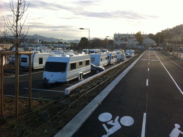 Depuis dimanche, le parking relais de la Barrasse est occupé par des caravanes (Photo D.R.)