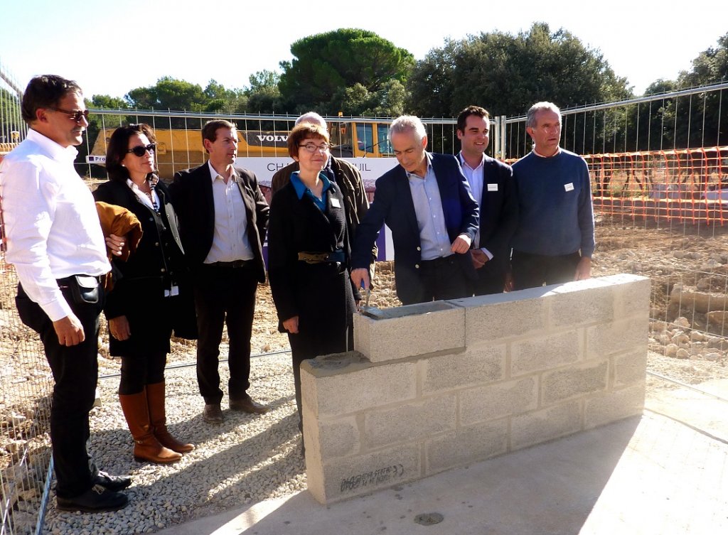 Entourés par leurs collaborateurs, Agnès et Robert Daussun posent la première pierre du nouveau chai du Château du Seuil qui devra être opérationnel dans moins d’un an (Photo M.E.)