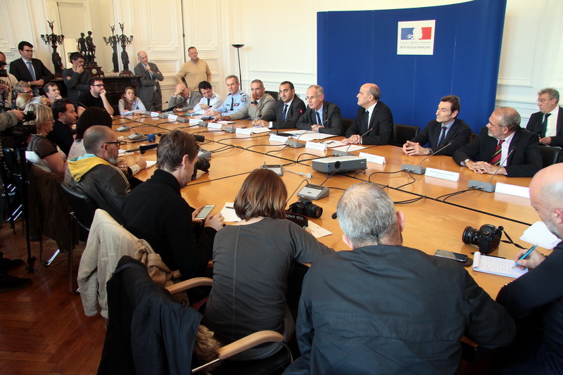 Réunion de crise à la préfecture de région Provence-Alpes-Côte d'Azur (Photo Robert Poulain)