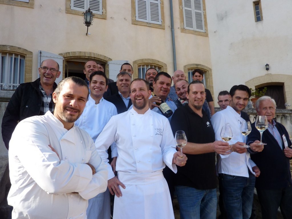 De la bonne humeur sur le perron du Château de Vaudieu avec, au premier rang et de gauche à droite : Glenn Viel, Jérémi Fontin, Emmanuel Leblay, Dimitri Dufaux et Michel Hidalgo. Derrière eux, au centre, les frères Bréchet, Laurent et Julien et tout à fait à gauche, le vigneron invité, M. Alary. (Photo M.E.)