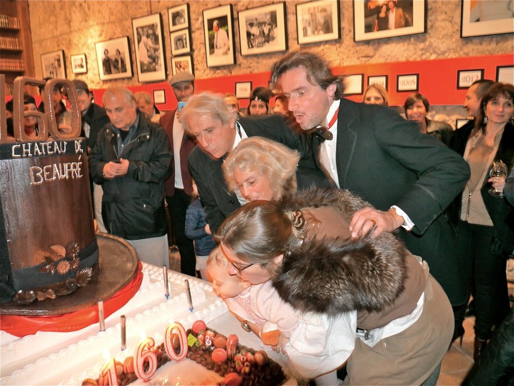 Christian, Maxime, Marie-Jeanne et Phanette Double soufflent les bougies du gâteau d’anniversaire (Photo M.E.)