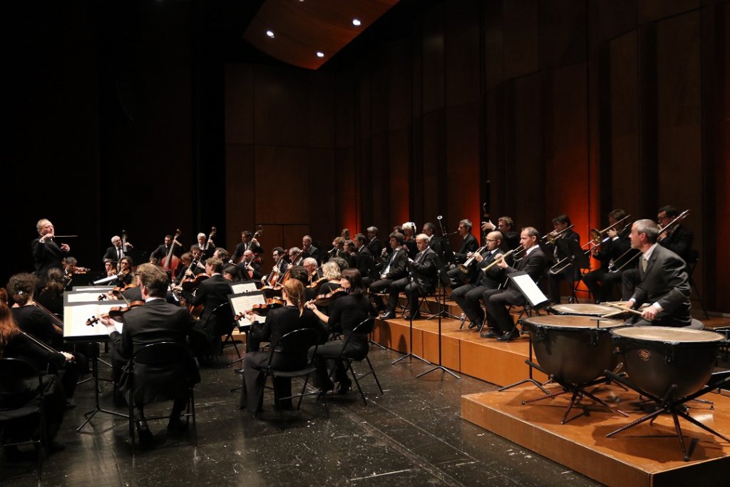 L’orchestre de La Chambre Philharmonique et son directeur musical, Emmanuel Krivine, ont découvert la scène du Grand Théâtre de Provence (Photo Agnès Mellon)