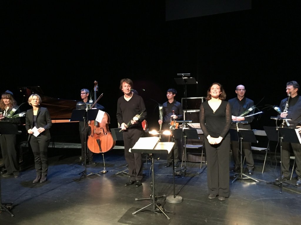 Au moment des saluts, devant les musiciens, Macha Makeïeff, Marc Albrecht et Emilie Pictet, la remarquable soprano helvétique (Photo M.E.)