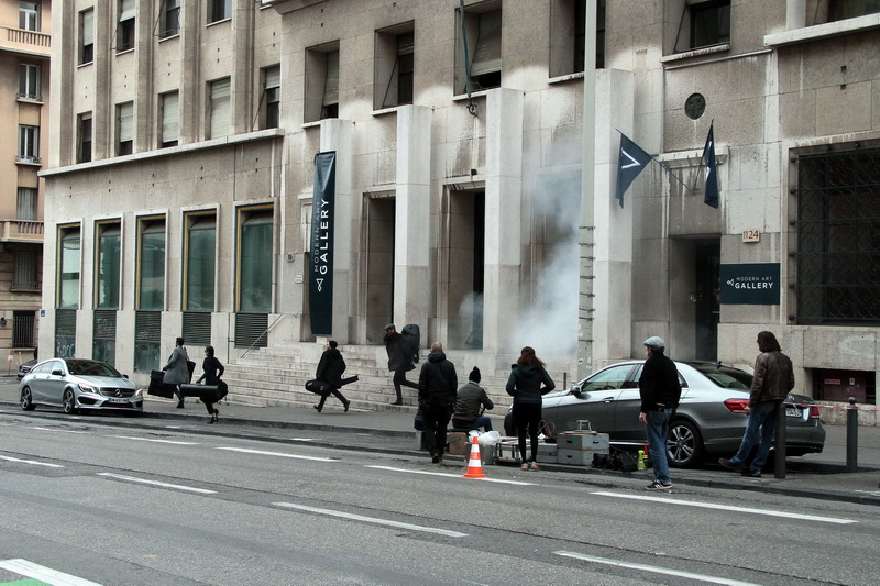 Urgent - Hold-up dans une galerie à Marseille? Que nenni ! Tournage d'une pub Mercedes sur un ancien site de La Poste (Photo Robert Poulain)