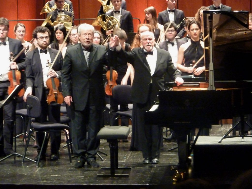 Nelson Freire et David Zinman aux saluts à l’issue de l’interprétation du concerto de Brahms (Photo M.E.)