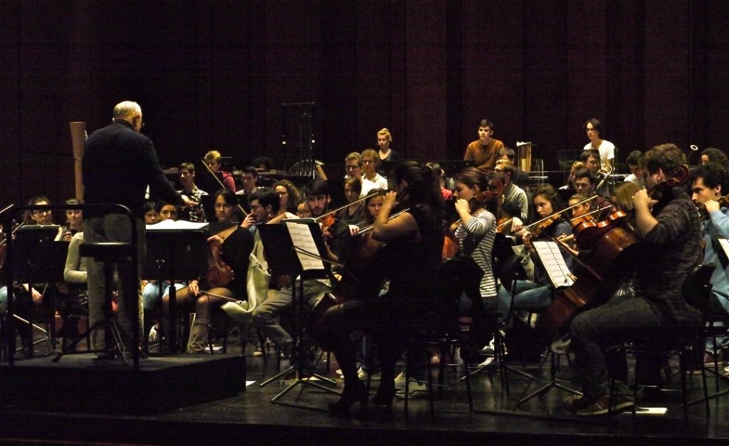 Premières répétitions pour les musiciens de l’OFJ sur la scène du Grand Théâtre de Provence sous les ordres de David Zinman (Photo M.E.)