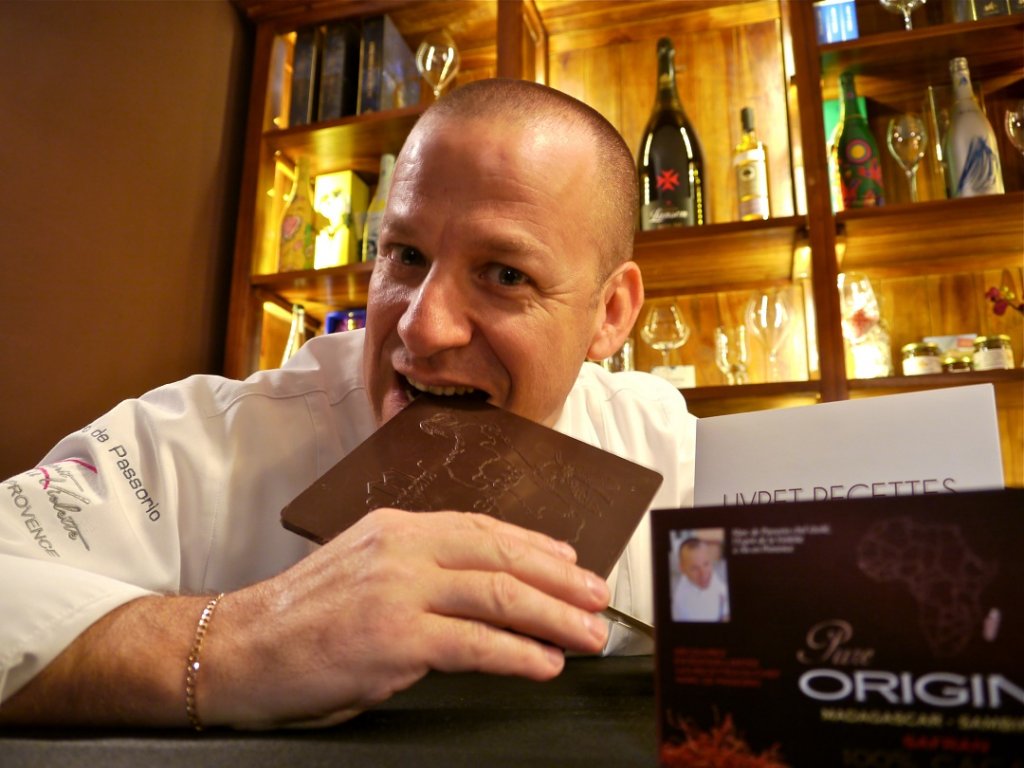 Marc de Passorio croque à pleines dents dans le chocolat 100 Madagascar de la chocolaterie de Puyricard (Photo M.E.)