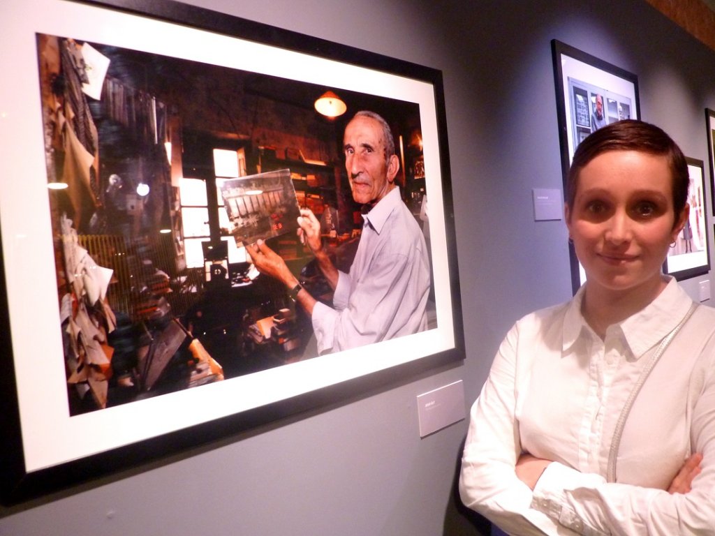 C’est le portrait du regretté Jean Ely, qui apparaît le premier sur les cimaises de l’exposition. A tout seigneur, tout honneur, « le » photographe emblématique de l’Aix moderne méritait bien cet hommage. Une photo qu’affectionne tout particulièrement Sophie Spiteri (Photo M.E.)