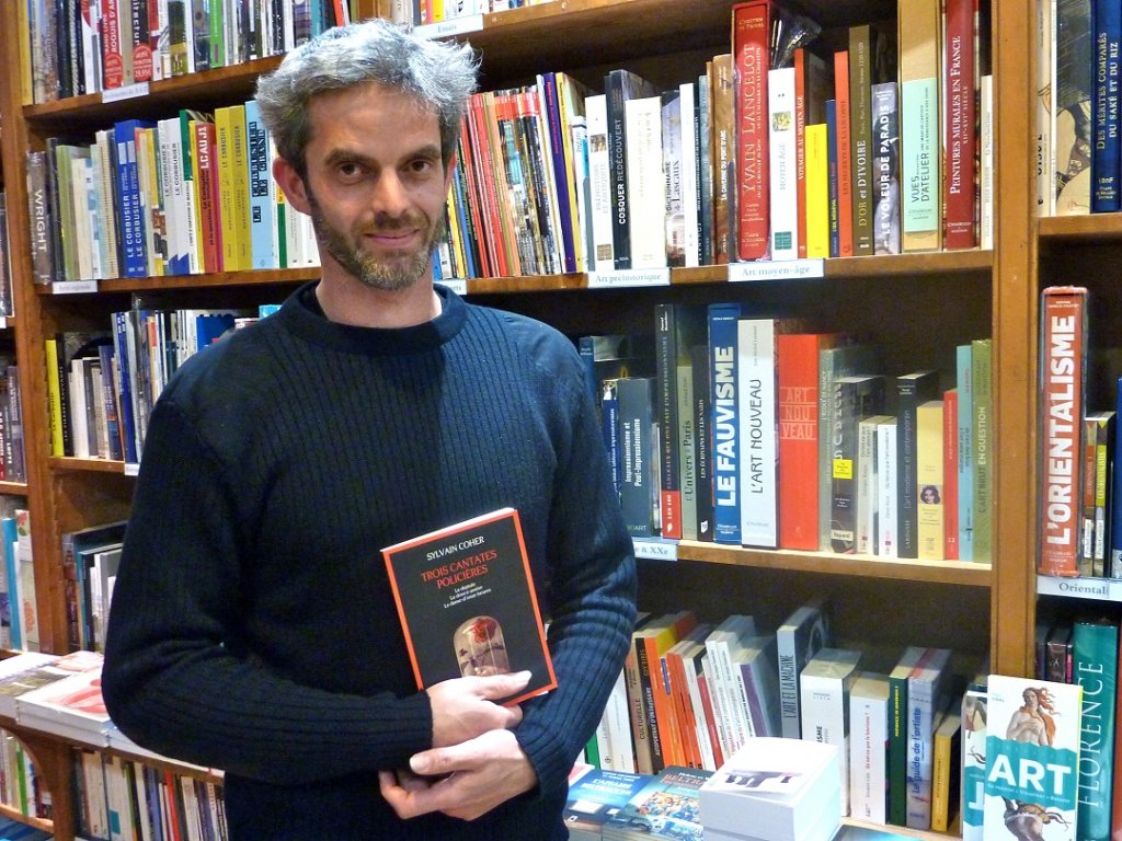 Il y a quelques jours, Sylvain Coher est venu rencontrer ses lectrices et lecteurs à la Librairie Maupetit, sur la Canebière. L’occasion, pour lui, d’expliquer son travail pour les « Trois Cantates policières » (Photo M.E.)