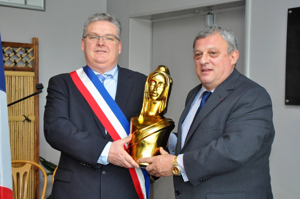 Alain Trampoglieri, secrétaire général du concours, Marianne d’Or du développement durable à Frédéric Vigouroux (photo DR)