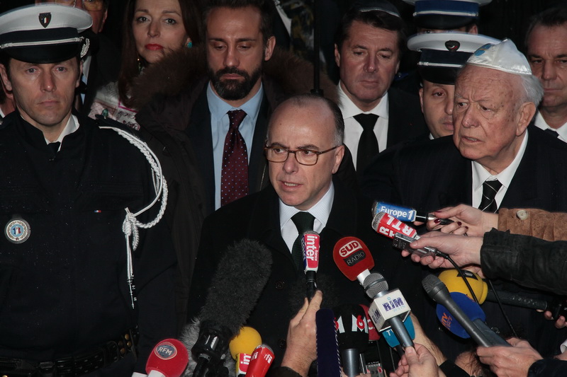 Le ministre de l’Intérieur, Bernard Cazeneuve, est venu apporter son soutien à la communauté juive de Marseille (Photo Robert Poulain)