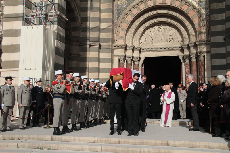 Une haie d'honneur de la Légion Étrangère d'Aubagne sur le parvis de la Major (Photo Robert Poulain)