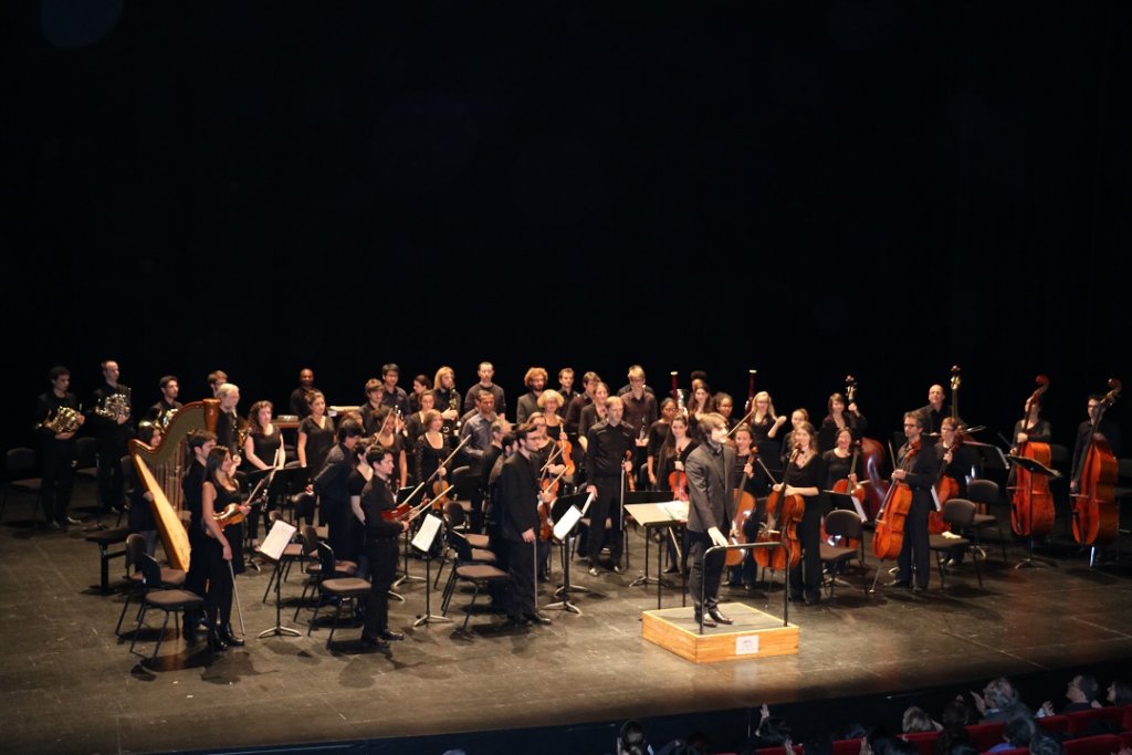 l'Orchestre symphonique universitaire, Osamu, placé sous la direction de Sébastien Boin lundi soir sur la scène du théâtre de La Criée (Photo AMU)