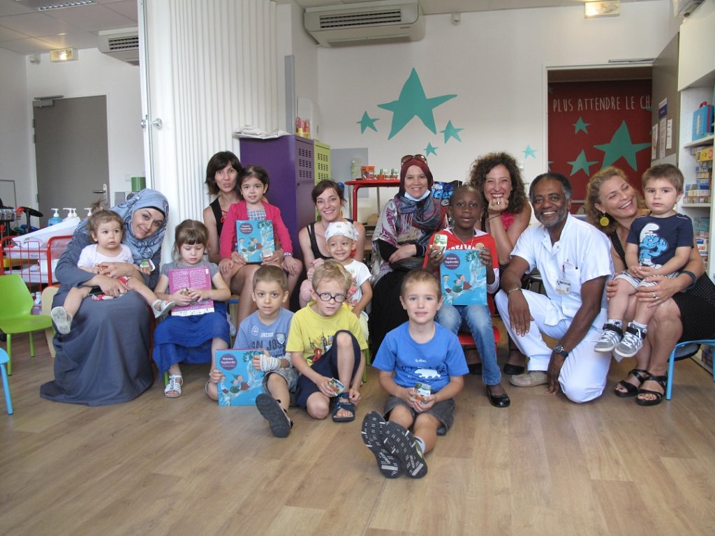 Avec les enfants au service d'Hémato-Oncologie (Timone) avec l'éducateur Daniel M'Roizi, les comédiennes (Cathy Darietto, Christine Gaya et Celine Giuliano) (Photo D.R)