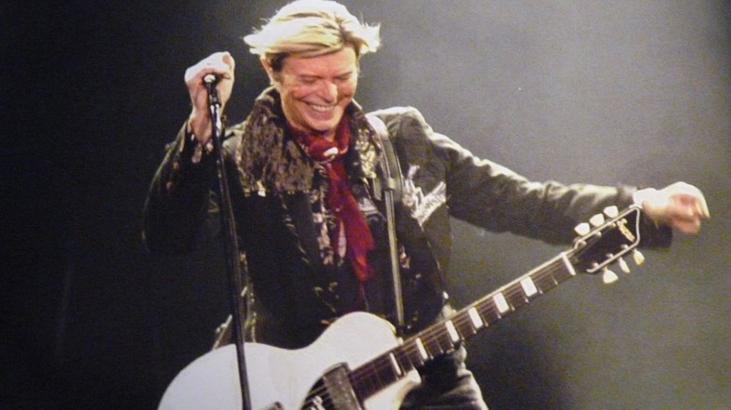 David Bowie tout sourire au Hartwall Areena, Helsinski octobre 2003 (photo extraite de l'ouvrage "Bowie les Années Studio" de Paolo Hewitt)