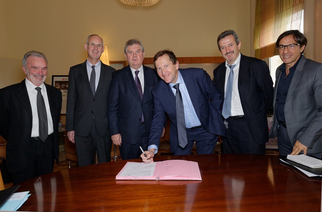 Signature de la convention de partenariat CCIMP/Total ce vendredi 22 janvier en présence du préfet Stéphane Bouillon - (de G à D) Joseph Perez, vice-président de la CCI - François Souchet, D.G. du Développement Régional Total et Jacques Pfister, Président de la CCI Marseille Provence - Jean Michel Diaz, Délégué Régional Paca Total- Eric Ammar, Vice-président de la CCI (Photo : G. Majolet / CCIMP)