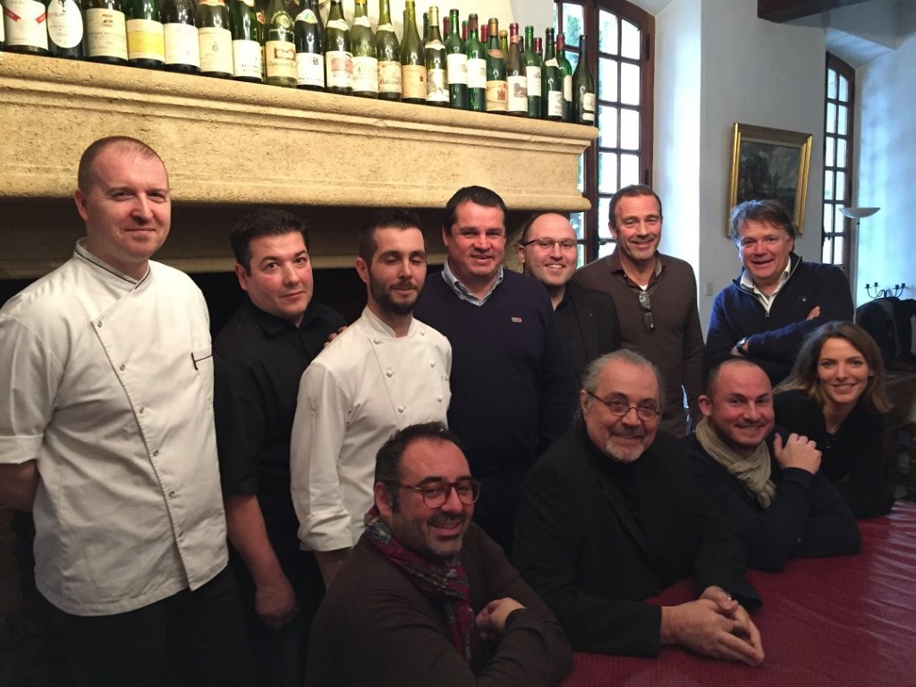 Chefs et jurés réunis après l’épreuve : debout de g. à dr. Frédéric Crouvoisier, Frédéric Le Bourlout, Jérôme Nolin, Laurent Bréchet, Julien Allano, Serge Dupire, Christophe Guèze ; assis de g. à dr. Dimitri Kutchenbrod, Patrick Hernandez, Julien Bréchet et Elodie Varlet (Photo M.E.)