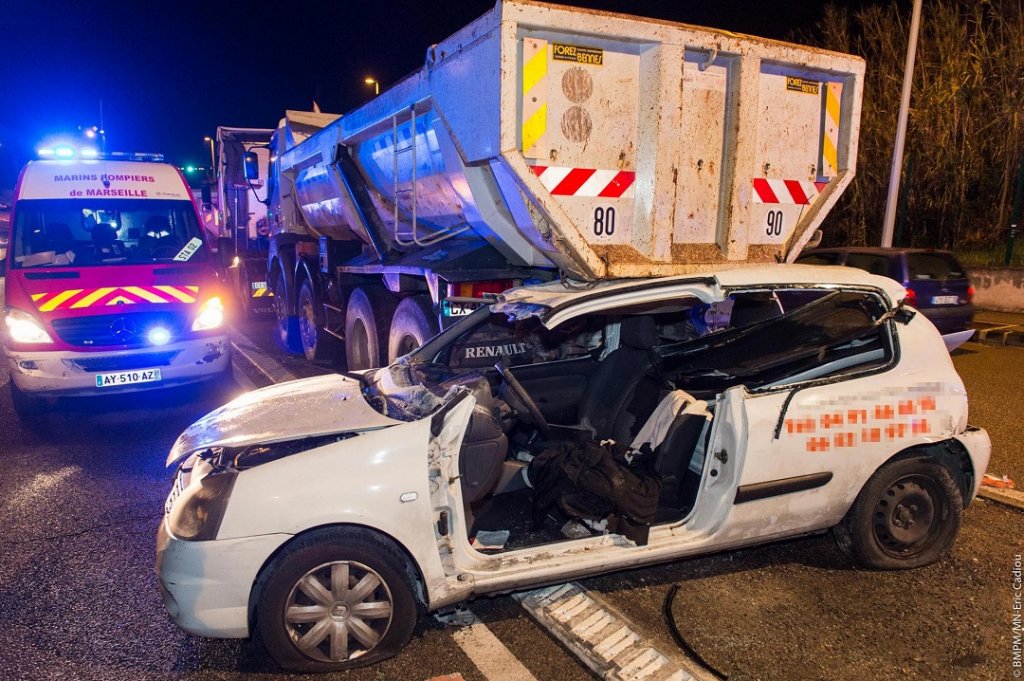 une voiture a percuté un camion, en stationnement, sur un terre-plein central (Photo BMPM/MN Eric Cadiou)