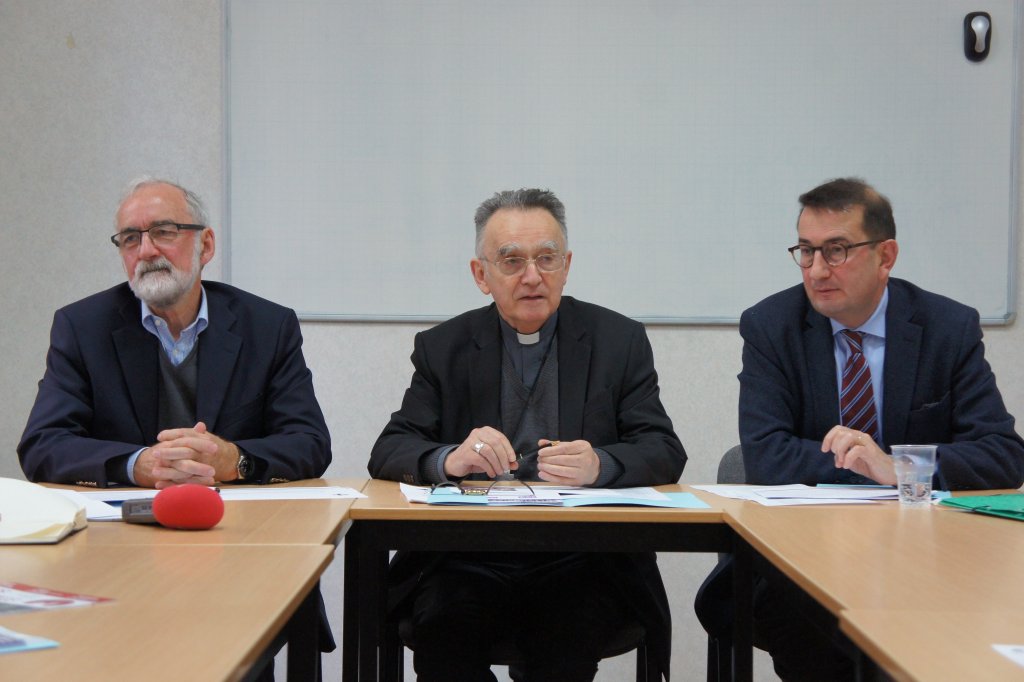 Monseigneur Pontier, l'archevêque de Marseille entouré de Laurent Charignon, l'économe diocésain et de Thierry Mazelier, responsable de la commission ressources du diocèse (Photo D.P.G.)