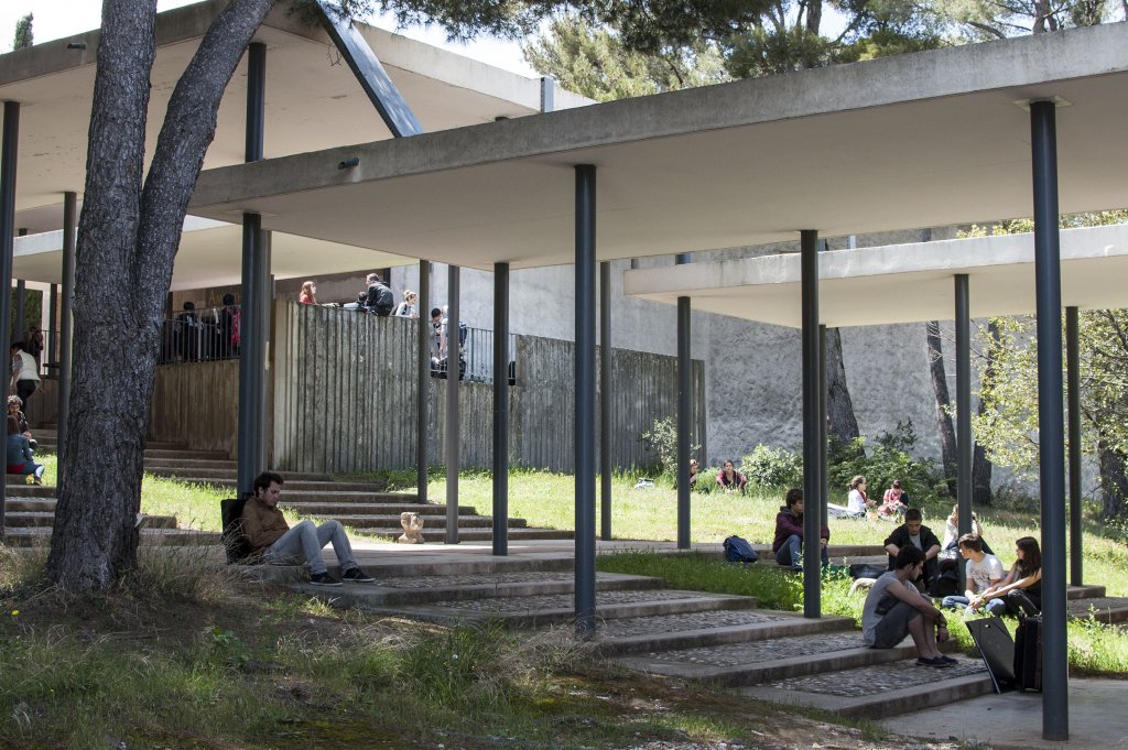 Bâtiments de l’ESADMM à Luminy (Marseille) dont l’architecture a été conçue par René Egger pour offrir aux étudiants un ensemble qui privilégie le volume et la lumière (Photo ESADMM)