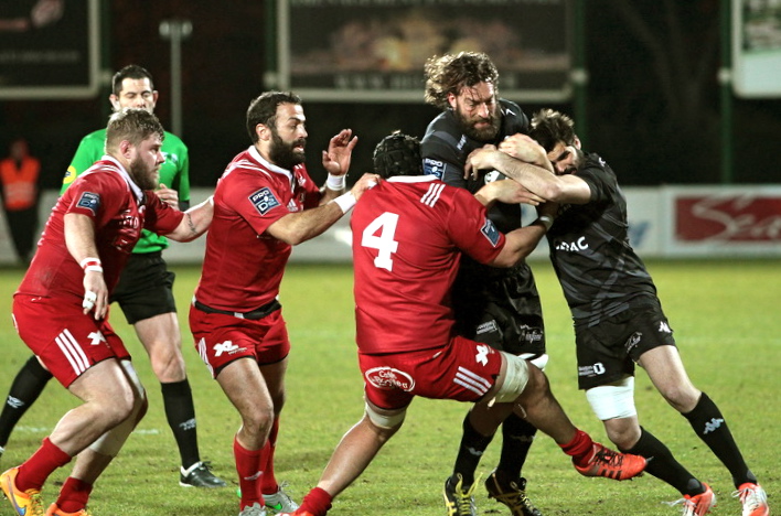 Volontaire, Ross Skeate, ballon en main, a effectué une bonne rentrée imposant son volume dans le jeu. Mais il est loin de tenir 80 minutes à un rythme élevé. Il est sorti en deuxième période. (Photo Robert Poulain).