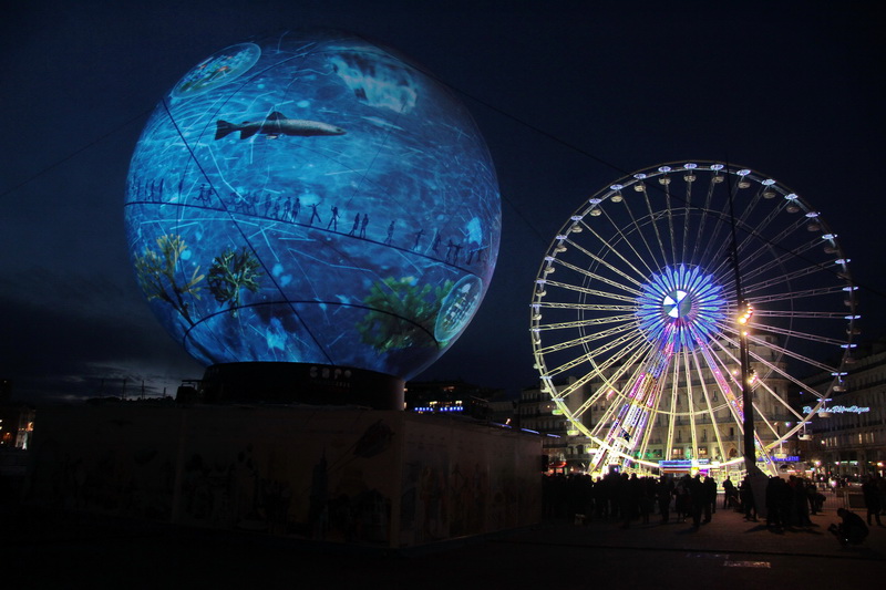 La sphère, installée quai de la Fraternité attend jusqu'au 21 février les visiteurs afin de leur présenter les grandes étapes de l'Exposition universelle, les enjeux de la candidature française et les inviter à soutenir cette dernière (Photo Robert Poulain)