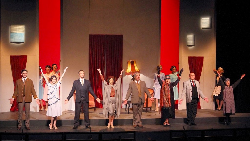 La totalité de la troupe réunie sur la scène au moment des saluts. Au premier rang, de g. à dr. Grégoty Benchenafi, Marlène Connan, Rémi Cotta, Caroline Géa, Philippe Fargues, Cécile Galois, Antoine Bonelli et Valériane de Villeneuve (Photo Christian Dresse)