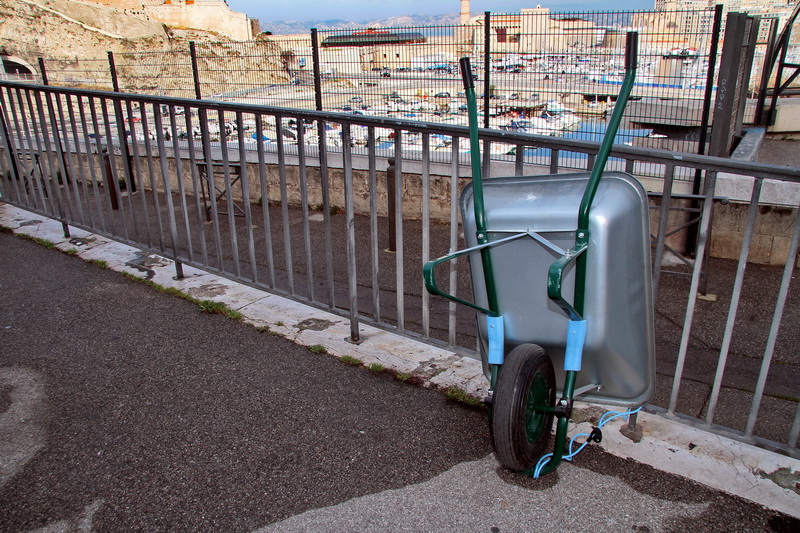 Effet COP21: A Marseille pour être hype le mode de transport doux à utiliser c'est... la brouette (Photo Robert Poulain)