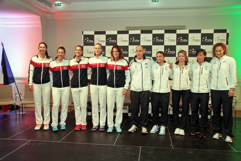 Les équipes françaises et italiennes portées par leur capitaine Amélie Mauresmo (FRA) et Corrado Barazzutti (ITA) (Photo Robert Poulain)