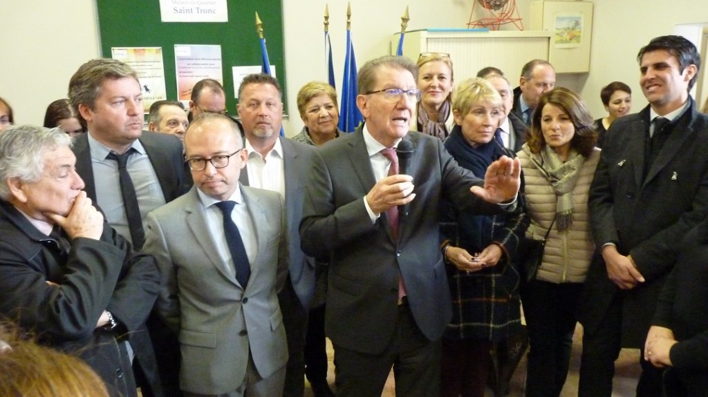 Elus et habitants du secteur, accueillis au sein de la Maison de quartier (10e) ont participé à l'inauguration du rond-point Doize-Claudel-mauriac (Photo P.M-C.)