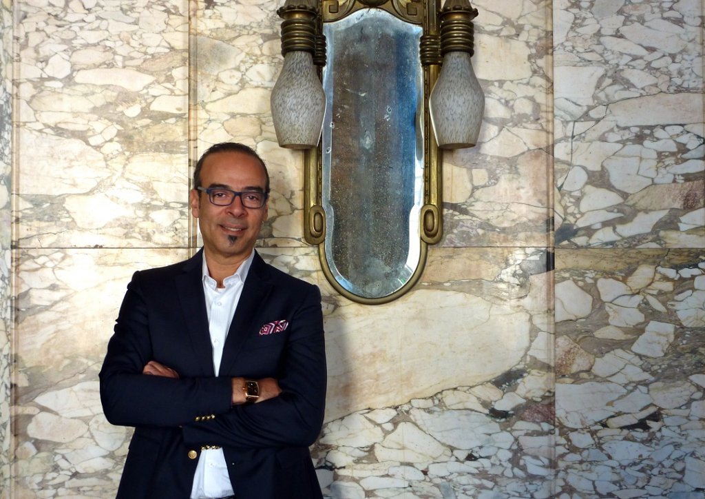 Nader Abbassi a retrouvé avec plaisir le charme désuet du grand foyer de l’Opéra de Marseille. (Photo M.E.)