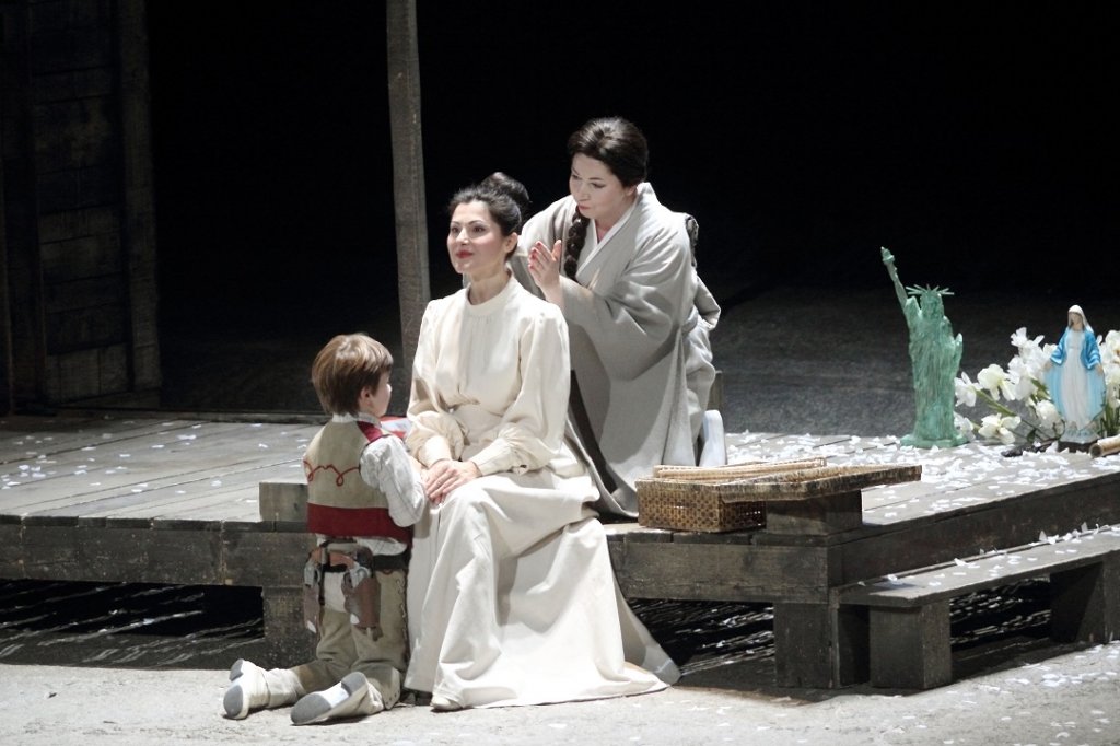 Svetla Vassileva, Cio-Cio-San, Cornelia Oncioiu, Suzuki et Basile, Douleur : un exceptionnel trio pour cette production de « Madama Butterfly » (Photo Christian Dresse)