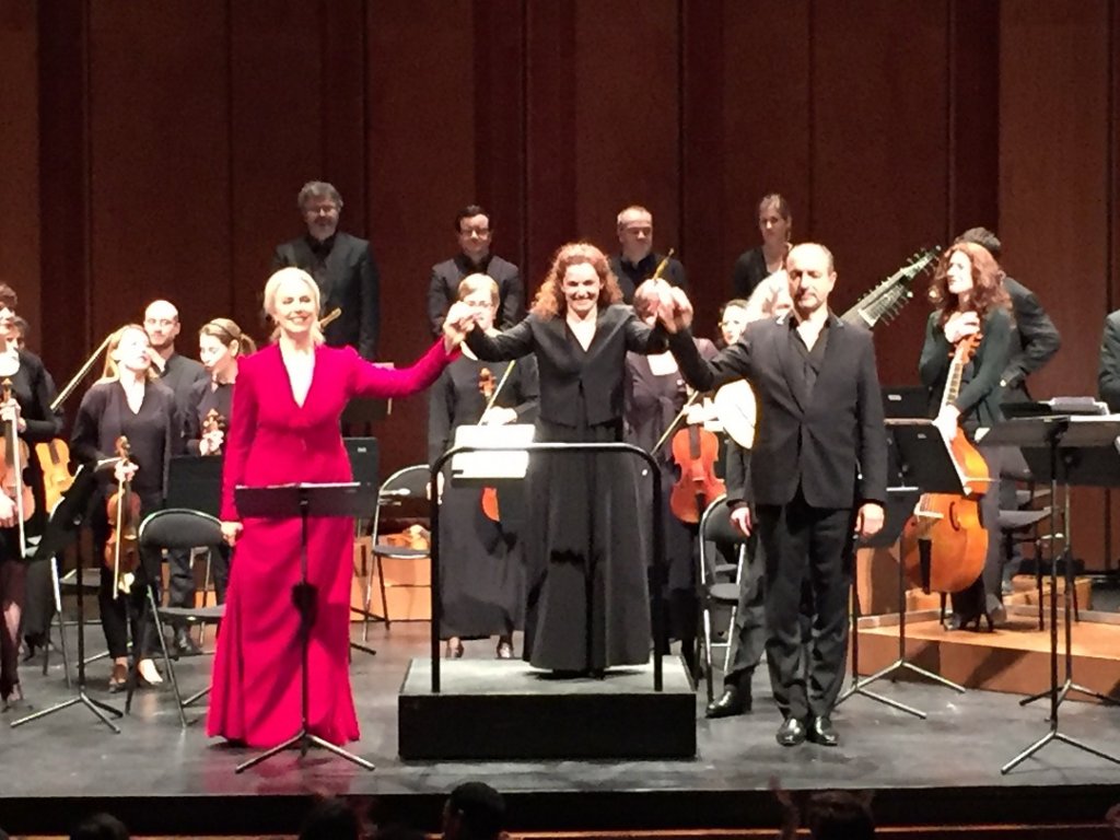 Aux saluts, Anne Sofie Von Otter, Emmanuelle Haïm et Laurent Naouri devant l’ensemble Le Concert d’Astrée (Photo M.E.)