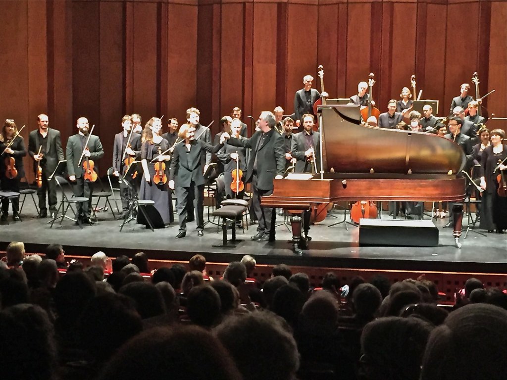 Laurence Equilbey et Nicholas Angelich au moment des saluts à l’issue de l’interprétation du concerto pour piano au Grand Théâtre de Provence (Photo M.E.)